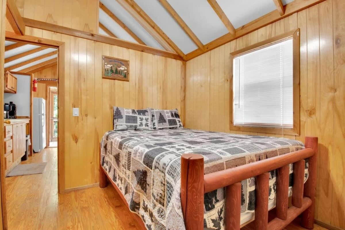 Charming Log Cabin In Bloomington Exteriör bild